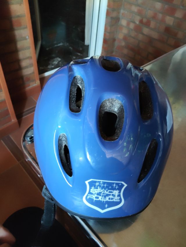 Casco de bici azul con diseño Space Police