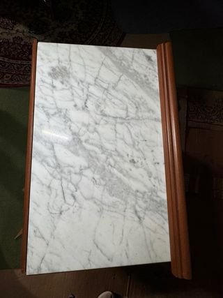 Mesilla de madera con tapa de mármol