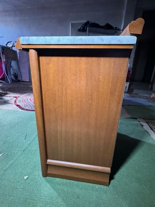 Mesilla de madera con tapa de mármol