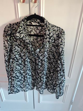 Blusa Stradivarius floral negra