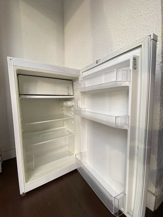 Nevera pequeña blanca