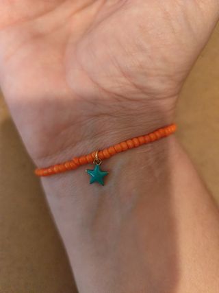 Pulsera de cuentas naranja con estrella