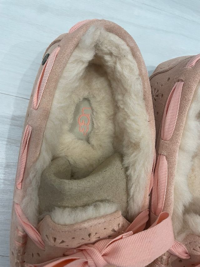 Zapatos UGG de pelo rosa con lazo
