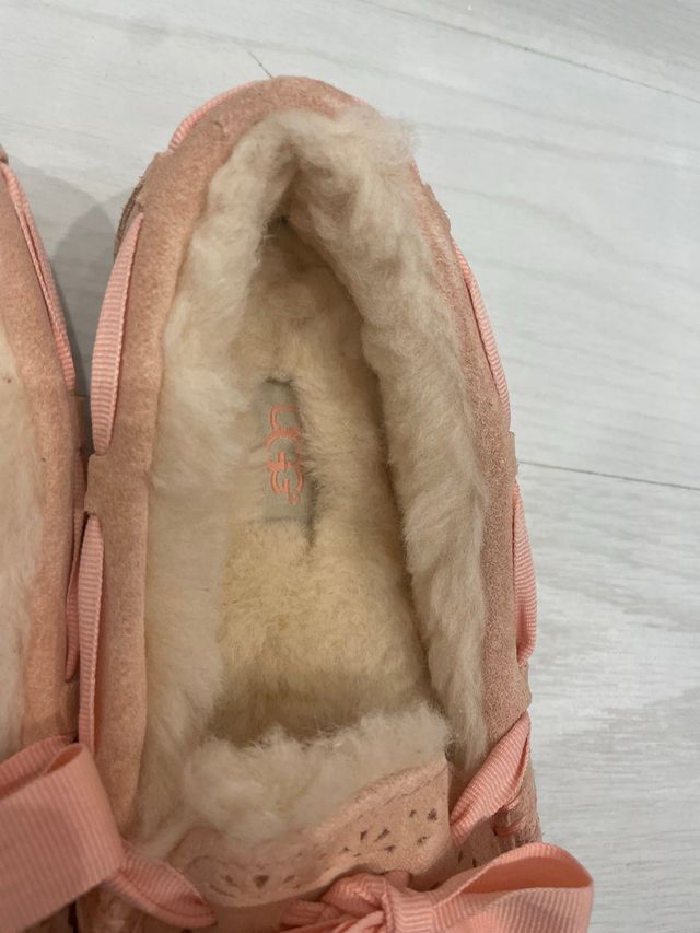 Zapatos UGG de pelo rosa con lazo