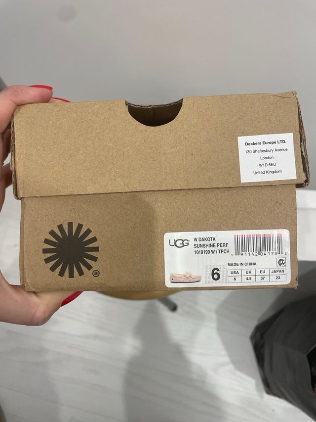 Zapatos UGG de pelo rosa con lazo