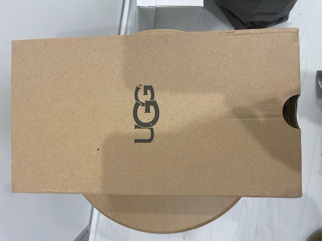 Zapatos UGG de pelo rosa con lazo