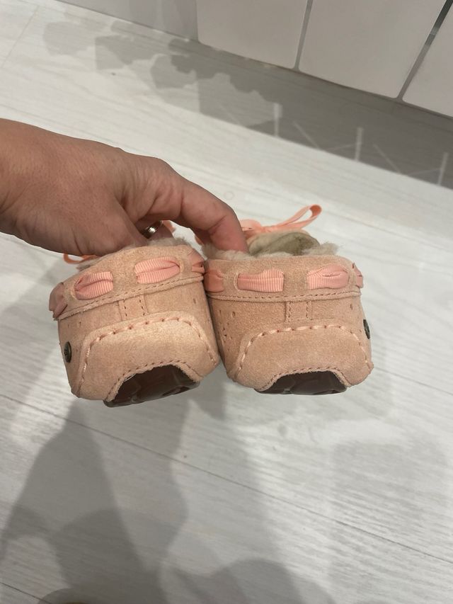 Zapatos UGG de pelo rosa con lazo