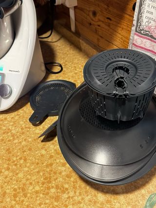 Thermomix TM6 con todos sus accesorios.