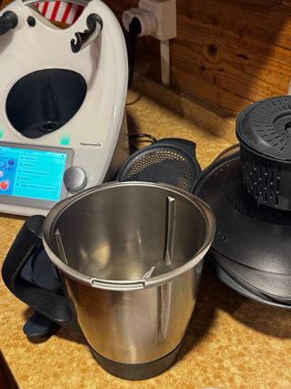 Thermomix TM6 con todos sus accesorios.
