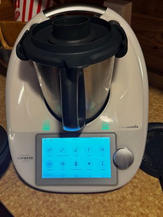 Thermomix TM6 con todos sus accesorios.