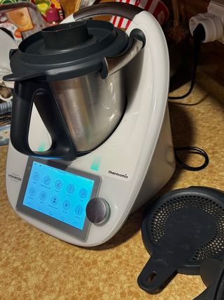Thermomix TM6 con todos sus accesorios.