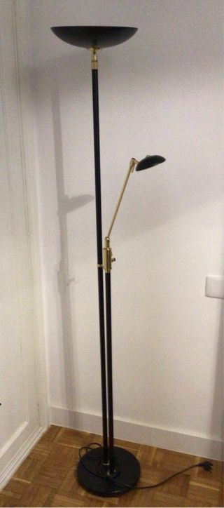 Lámpara de pie negra con brazo ajustable 
