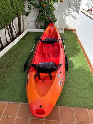 Kayak rojo y naranja con remos+ruedas de trasporte