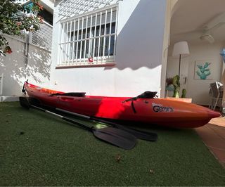 Kayak rojo y naranja con remos+ruedas de trasporte