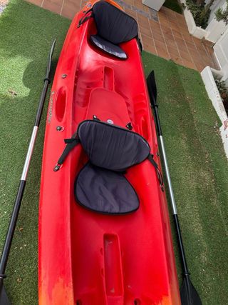 Kayak rojo y naranja con remos+ruedas de trasporte