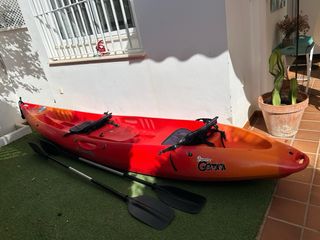 Kayak rojo y naranja con remos+ruedas de trasporte