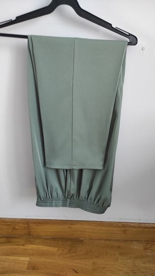 Pantalón de señora verde claro 
Talla 54