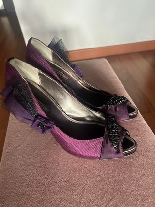 Zapatos de fiesta morados y negros