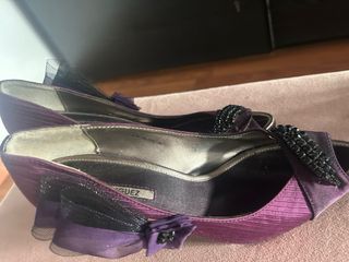 Zapatos de fiesta morados y negros