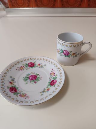 5 tazas de porcelana con flores y borde dorado