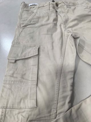 Pantalón cargo beige