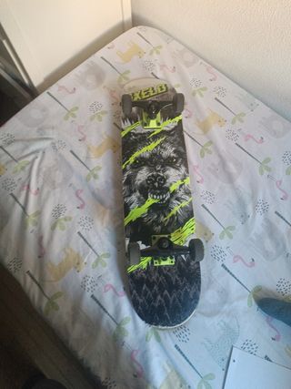 Patinete con diseño de lobo