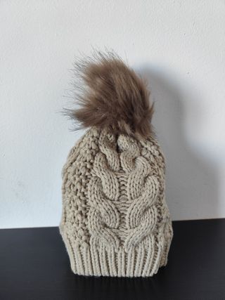 Gorro de lana beige con pompón marrón