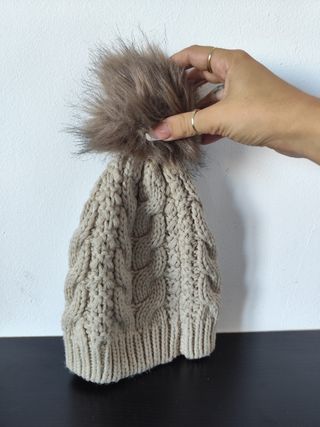 Gorro de lana beige con pompón marrón