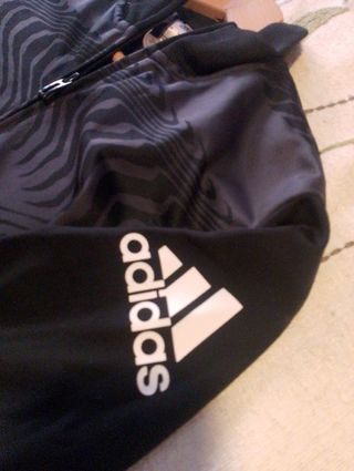 Sudadera Adidas Negra con Diseño