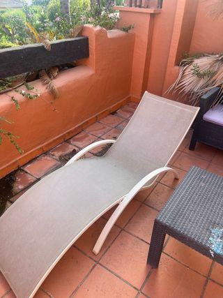 Tumbona Curva Beige y Blanca