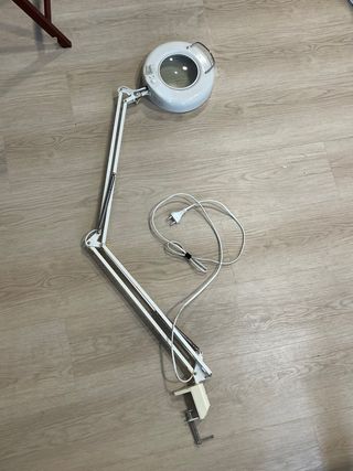 Lámpara de mesa con lupa 