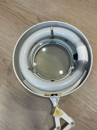 Lámpara de mesa con lupa 