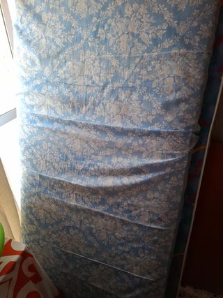 Cama doble de madera y metal