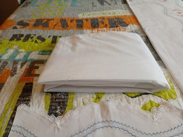 Juego de sábana algodón, bordada con flores.