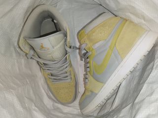 Nike Jordan 1 Mid Amarillo Gris