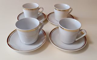4 Tazas de Porcelana con Borde Dorado