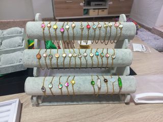 Bisutería dorada con abalorios multicolores