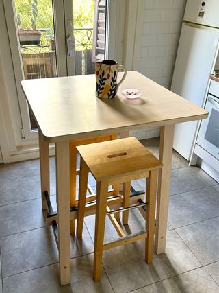 Mesa alta de madera y dos taburetes madera. 