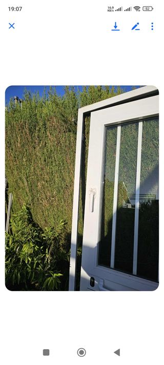 Puerta de aluminio blanca con rejas