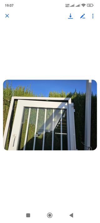 Puerta de aluminio blanca con rejas