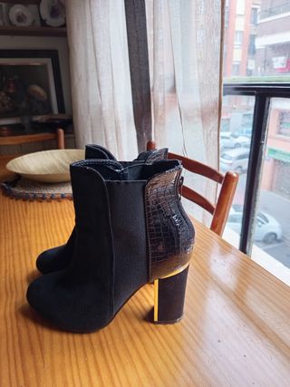 Botines negros tacón dorado