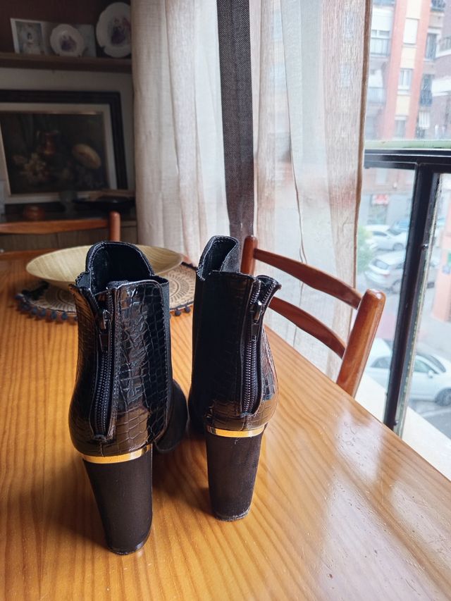 Botines negros tacón dorado