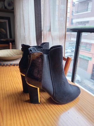 Botines negros tacón dorado