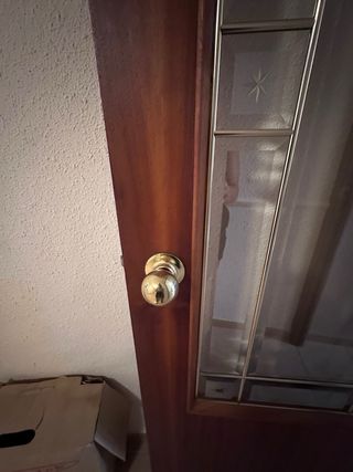 Puerta de madera con cristalera