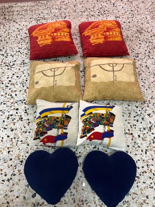 cojines rojos y beig 50 cm blancos 37cm