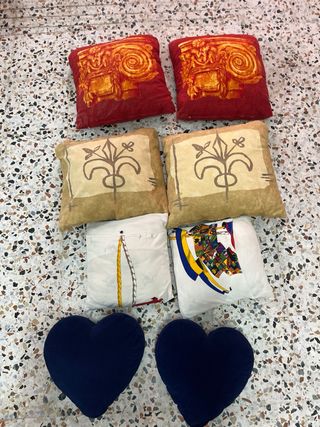 cojines rojos y beig 50 cm blancos 37cm