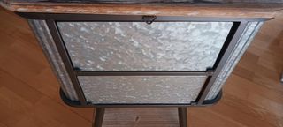 Muebles de madera y metal.