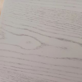 Muebles de madera y metal.