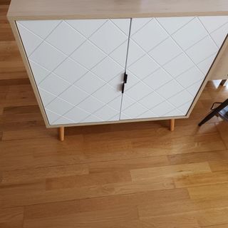 Muebles de madera y metal.