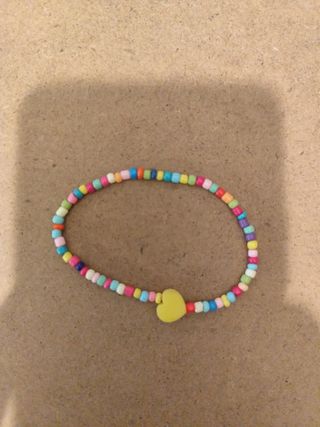 Pulsera de cuentas con corazón amarillo